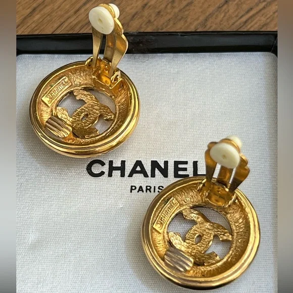 CHANEL Vintage Gold Earrings - Picture 5 of 8
